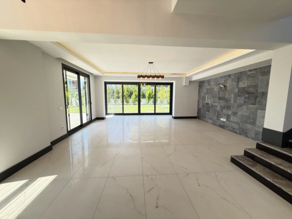 Fethiye Çalış’ta Plaja Sadece 200 Metre Mesafede, 550 m² Arsa İçinde Ultra Lüks Müstakil Villa