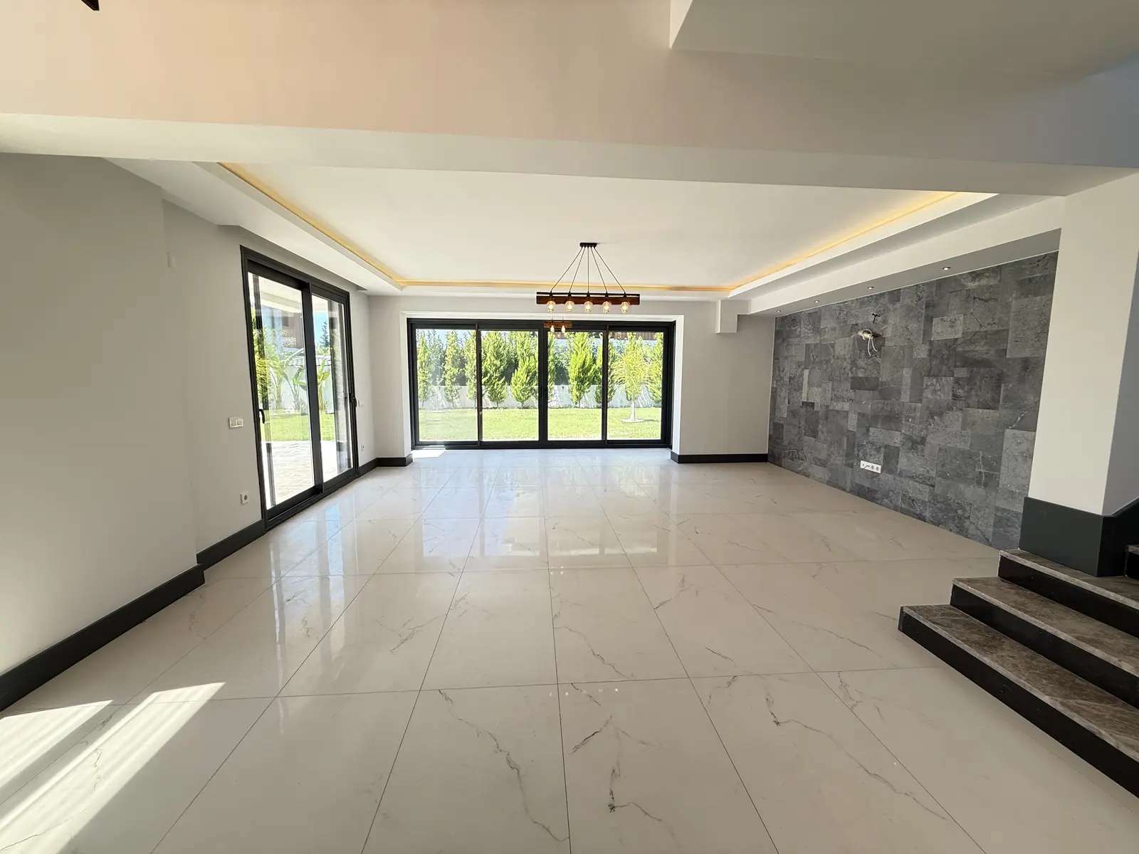 Fethiye Çalış’ta Plaja Sadece 200 Metre Mesafede, 550 m² Arsa İçinde Ultra Lüks Müstakil Villa