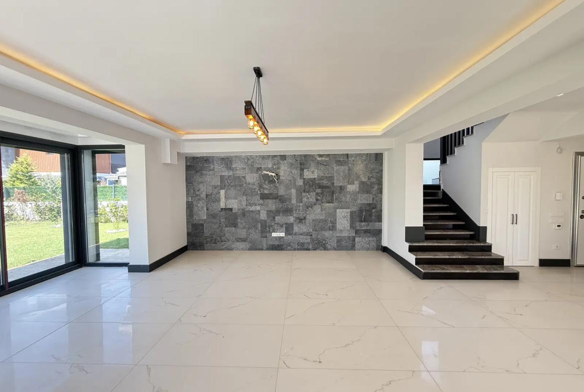 Fethiye Çalış’ta Plaja Sadece 200 Metre Mesafede, 550 m² Arsa İçinde Ultra Lüks Müstakil Villa