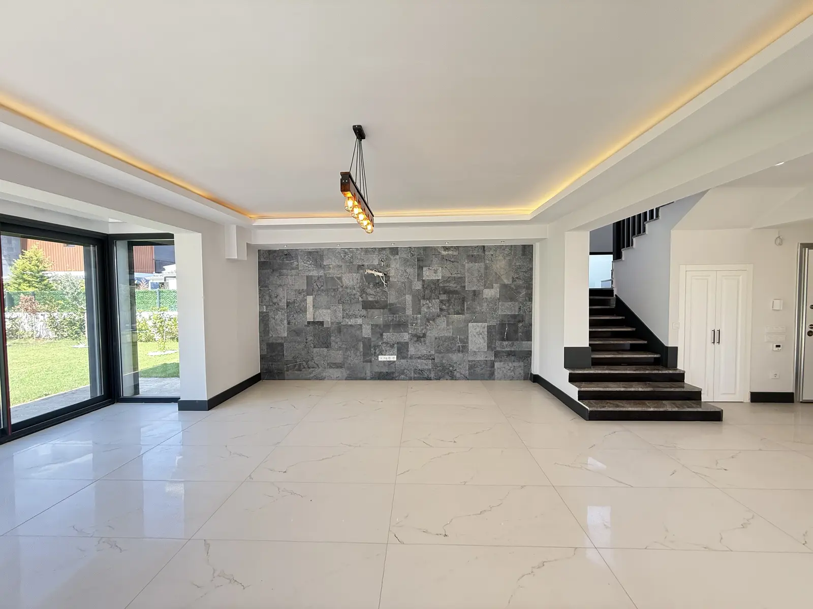 Fethiye Çalış’ta Plaja Sadece 200 Metre Mesafede, 550 m² Arsa İçinde Ultra Lüks Müstakil Villa