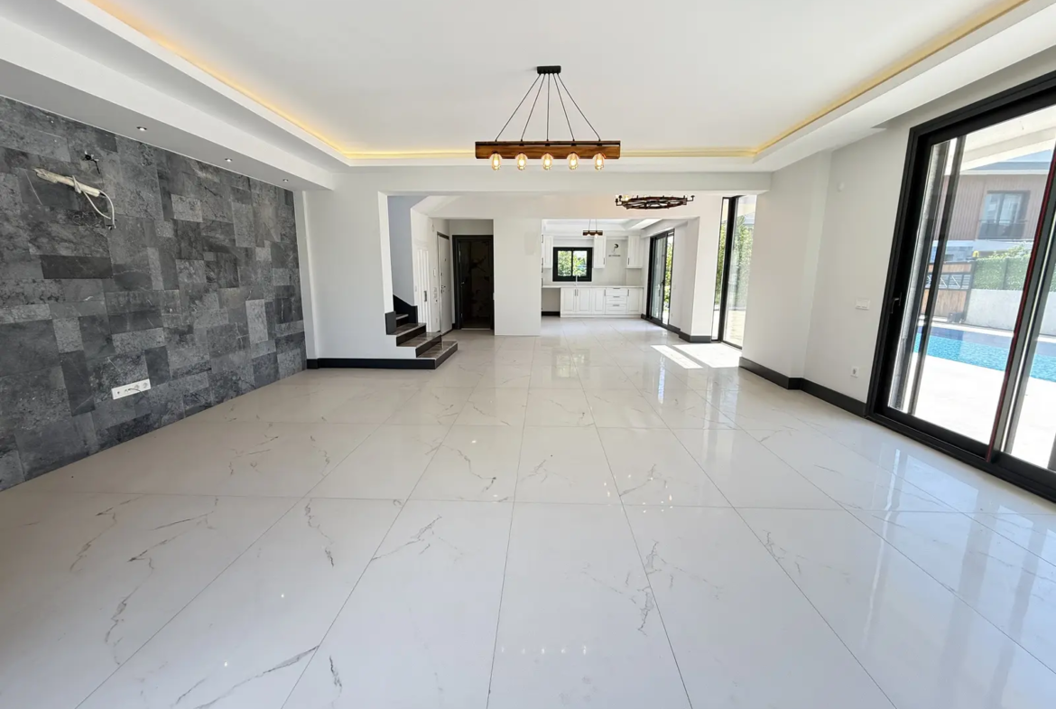 Fethiye Çalış’ta Plaja Sadece 200 Metre Mesafede, 550 m² Arsa İçinde Ultra Lüks Müstakil Villa