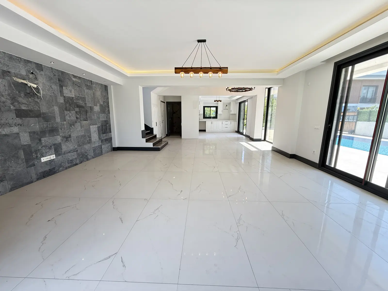 Fethiye Çalış’ta Plaja Sadece 200 Metre Mesafede, 550 m² Arsa İçinde Ultra Lüks Müstakil Villa