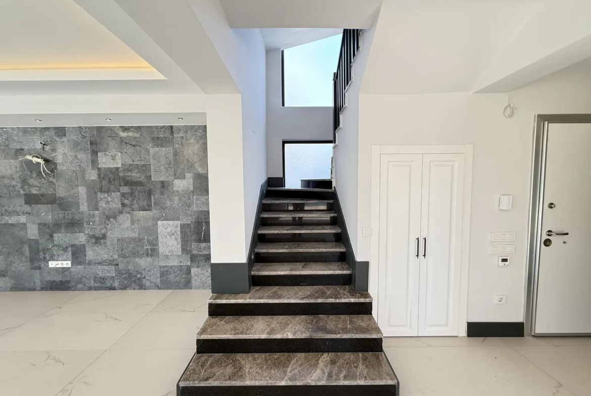 Fethiye Çalış’ta Plaja Sadece 200 Metre Mesafede, 550 m² Arsa İçinde Ultra Lüks Müstakil Villa