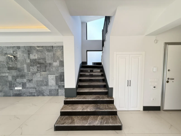 Fethiye Çalış’ta Plaja Sadece 200 Metre Mesafede, 550 m² Arsa İçinde Ultra Lüks Müstakil Villa
