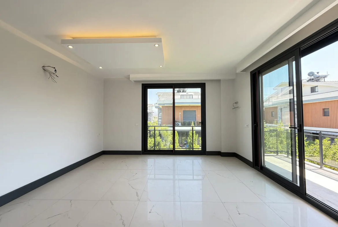Fethiye Çalış’ta Plaja Sadece 200 Metre Mesafede, 550 m² Arsa İçinde Ultra Lüks Müstakil Villa