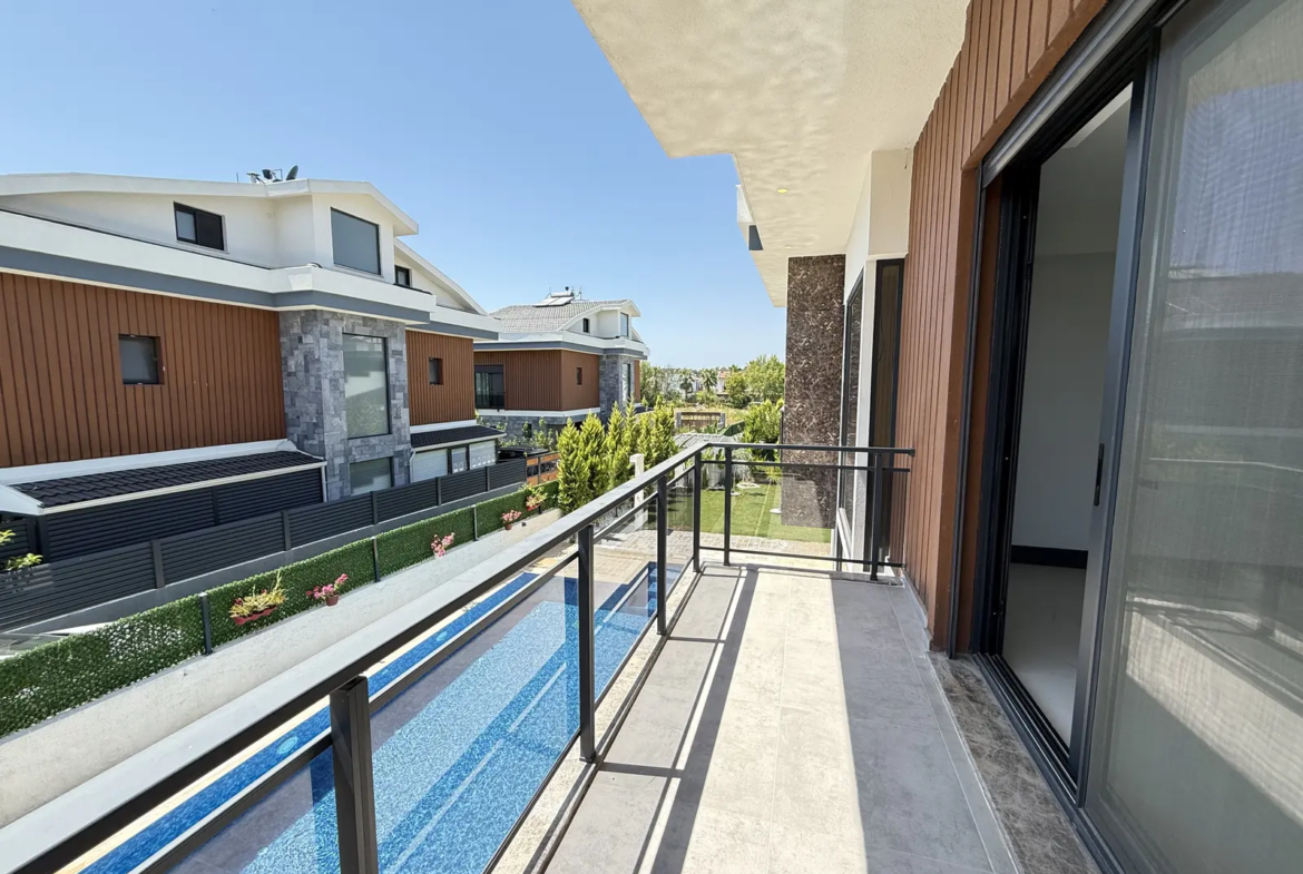 Fethiye Çalış’ta Plaja Sadece 200 Metre Mesafede, 550 m² Arsa İçinde Ultra Lüks Müstakil Villa