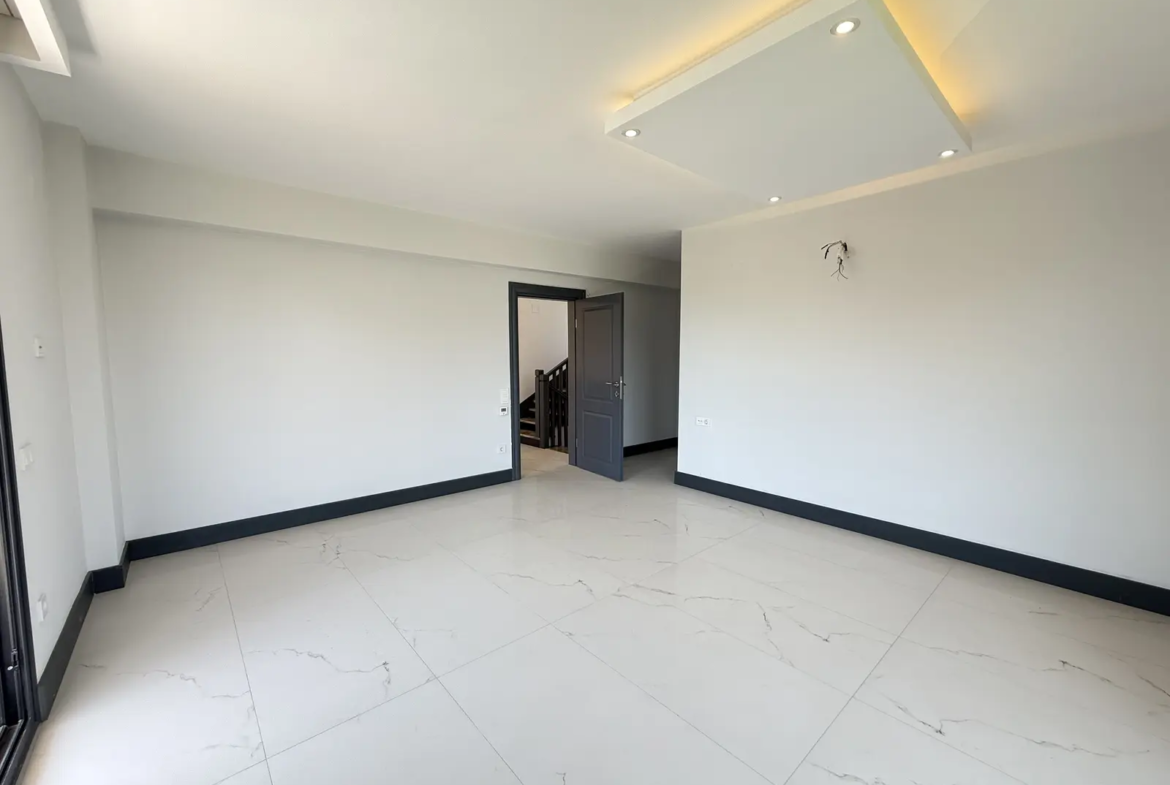 Fethiye Çalış’ta Plaja Sadece 200 Metre Mesafede, 550 m² Arsa İçinde Ultra Lüks Müstakil Villa