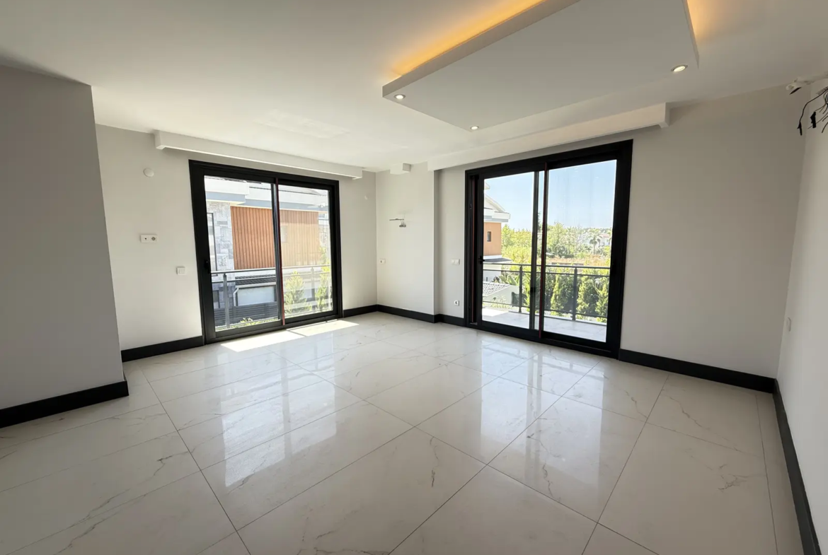Fethiye Çalış’ta Plaja Sadece 200 Metre Mesafede, 550 m² Arsa İçinde Ultra Lüks Müstakil Villa