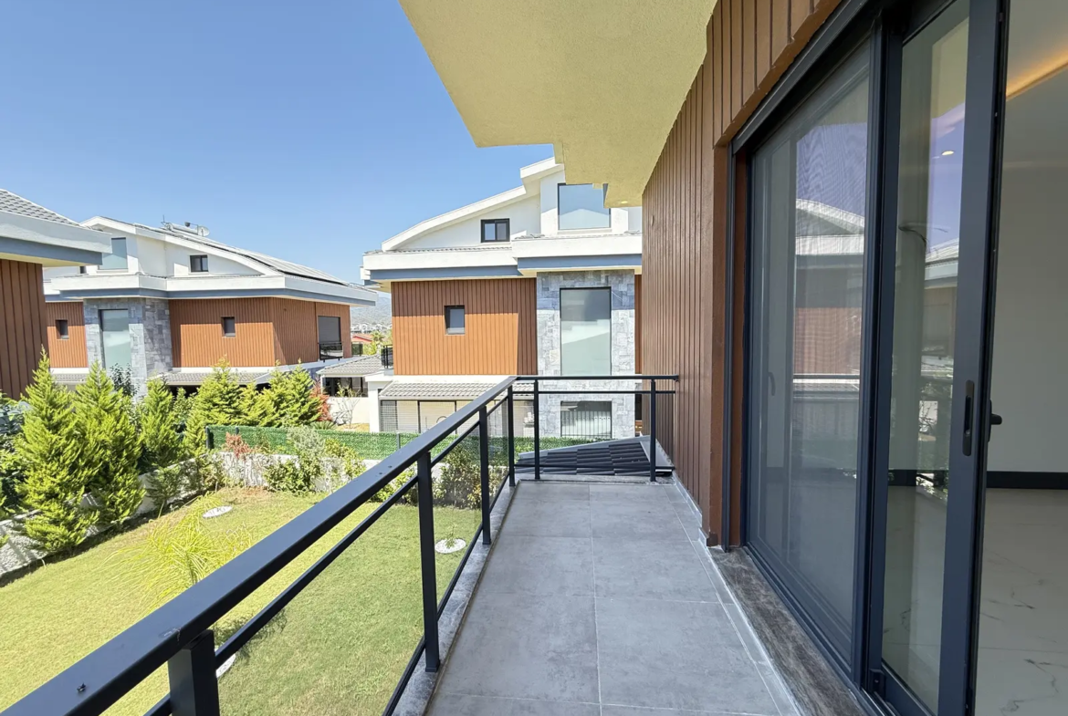 Fethiye Çalış’ta Plaja Sadece 200 Metre Mesafede, 550 m² Arsa İçinde Ultra Lüks Müstakil Villa