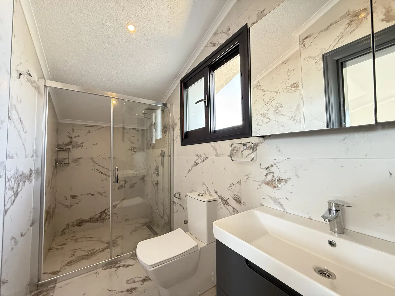 Fethiye Çalış’ta Plaja Sadece 200 Metre Mesafede, 550 m² Arsa İçinde Ultra Lüks Müstakil Villa