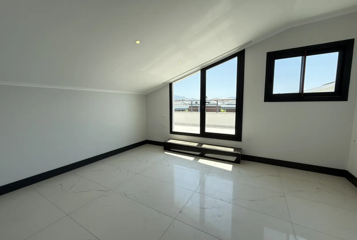 Fethiye Çalış’ta Plaja Sadece 200 Metre Mesafede, 550 m² Arsa İçinde Ultra Lüks Müstakil Villa