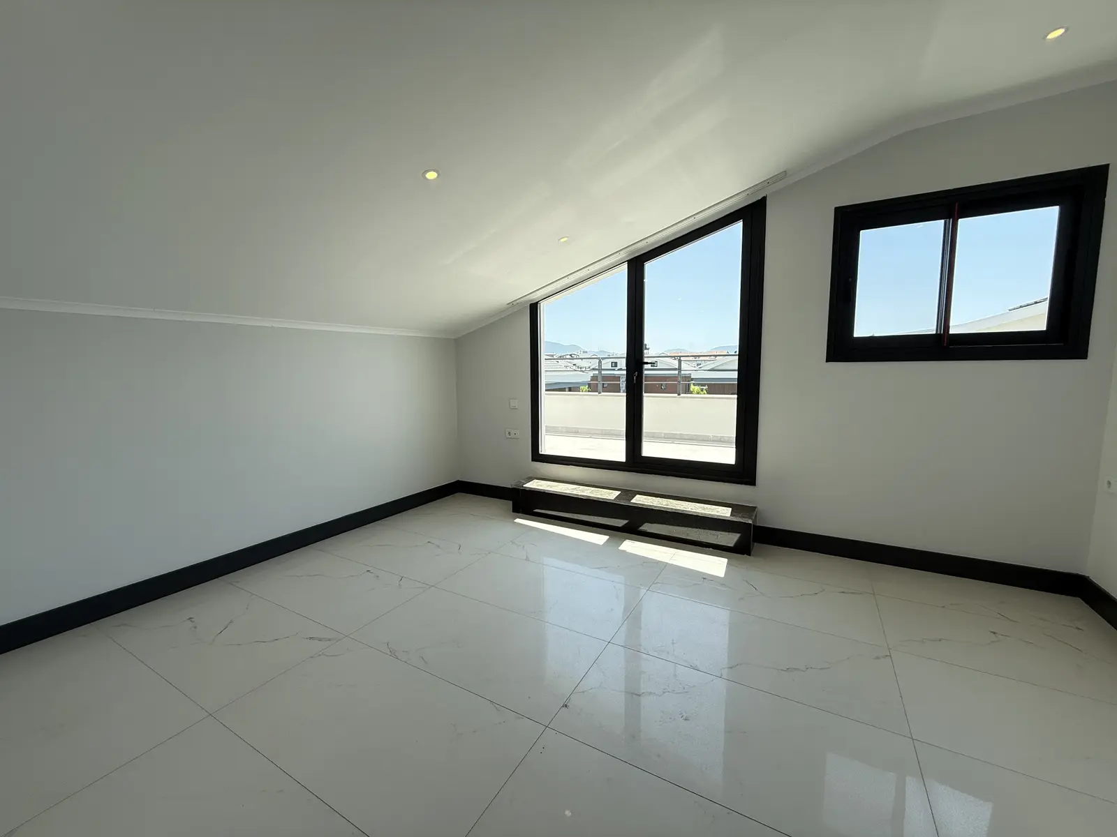 Fethiye Çalış’ta Plaja Sadece 200 Metre Mesafede, 550 m² Arsa İçinde Ultra Lüks Müstakil Villa