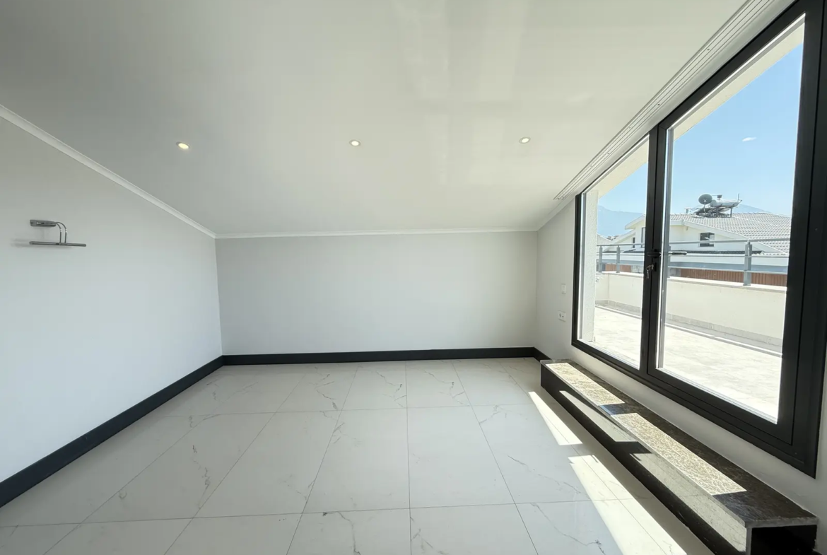 Fethiye Çalış’ta Plaja Sadece 200 Metre Mesafede, 550 m² Arsa İçinde Ultra Lüks Müstakil Villa