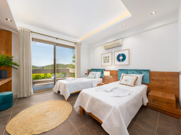 Ölüdeniz Hisarönü Merkezde 500 m² Arsalı, Kapalı Isıtmalı Havuzlu, Saunalı ve Jakuzili 3+1 Müstakil Lüks Villa