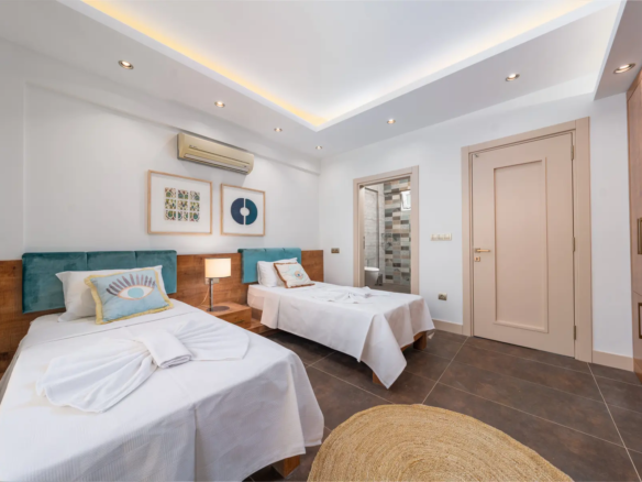 Ölüdeniz Hisarönü Merkezde 500 m² Arsalı, Kapalı Isıtmalı Havuzlu, Saunalı ve Jakuzili 3+1 Müstakil Lüks Villa