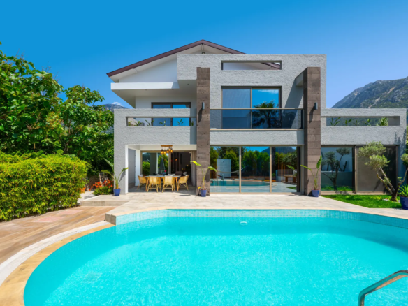 Ölüdeniz Hisarönü Merkezde 500 m² Arsalı, Kapalı Isıtmalı Havuzlu, Saunalı ve Jakuzili 3+1 Müstakil Lüks Villa