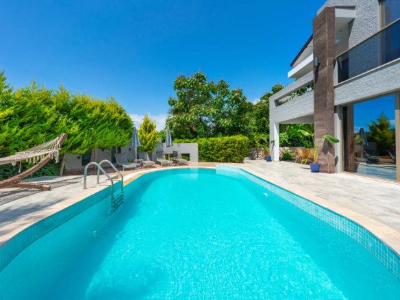 Ölüdeniz Hisarönü Merkezde 500 m² Arsalı, Kapalı Isıtmalı Havuzlu, Saunalı ve Jakuzili 3+1 Müstakil Lüks Villa