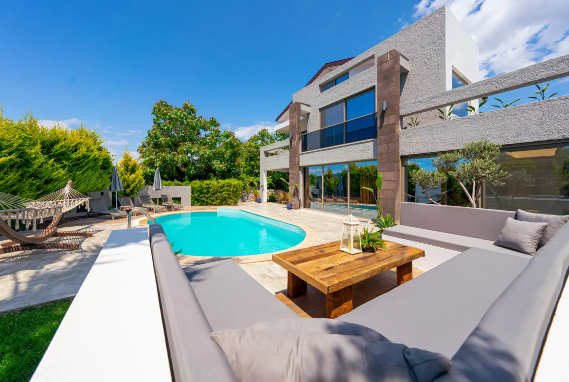 Ölüdeniz Hisarönü Merkezde 500 m² Arsalı, Kapalı Isıtmalı Havuzlu, Saunalı ve Jakuzili 3+1 Müstakil Lüks Villa