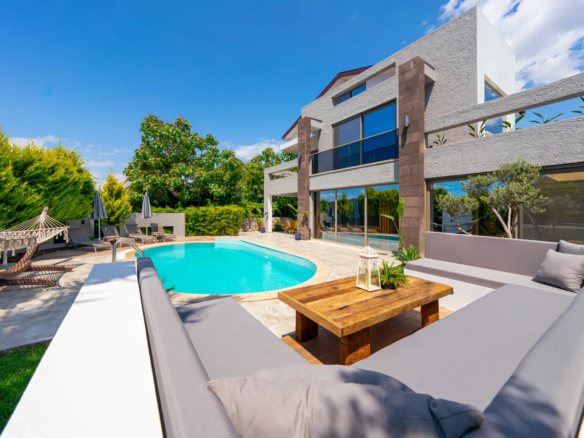 Ölüdeniz Hisarönü Merkezde 500 m² Arsalı, Kapalı Isıtmalı Havuzlu, Saunalı ve Jakuzili 3+1 Müstakil Lüks Villa