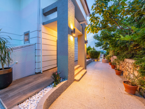 Ölüdeniz Hisarönü Merkezde 500 m² Arsalı, Kapalı Isıtmalı Havuzlu, Saunalı ve Jakuzili 3+1 Müstakil Lüks Villa
